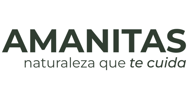 Logotipo monocromático de la marca Amanitas en tono gris oscuro sobre fondo neutro, acompañado por el lema "naturaleza que te cuida" en letras minúsculas. Variante gráfica optimizada para pie de página (footer), modo oscuro o fondos contrastantes en la tienda online amanitas.pe.