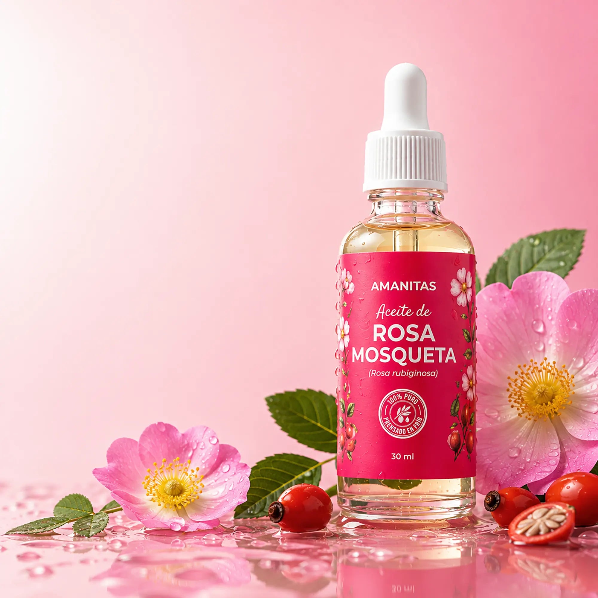 Frasco de Aceite de Rosa Mosqueta 30 ml Amanitas rodeado de flores rosadas, semillas y frutos rojos sobre superficie con gotas de agua y fondo rosado.