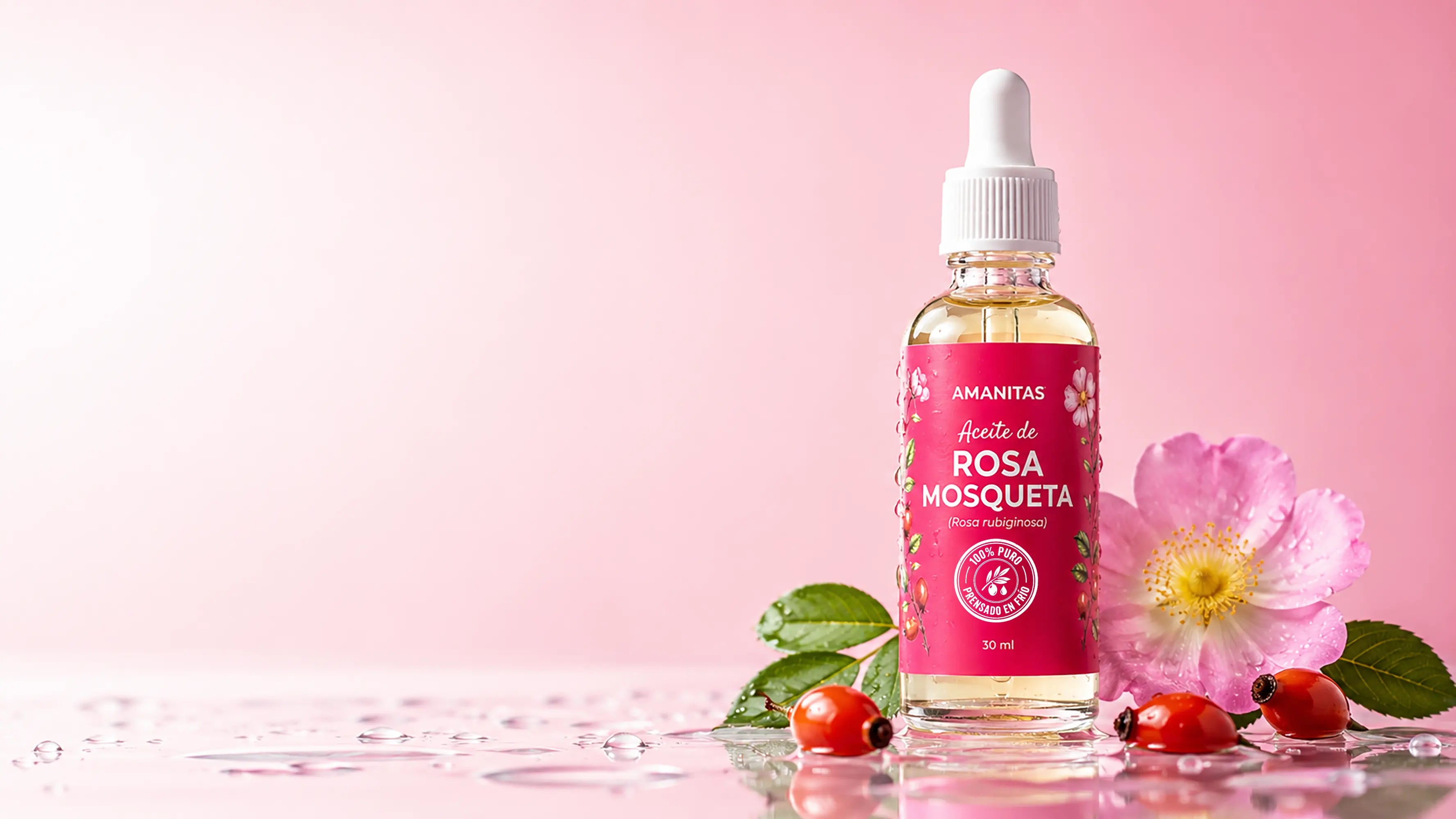 Banner publicitario con botella de Aceite de Rosa Mosqueta Amanitas a la derecha, decorada con flores y frutos sobre fondo rosado con gotas.