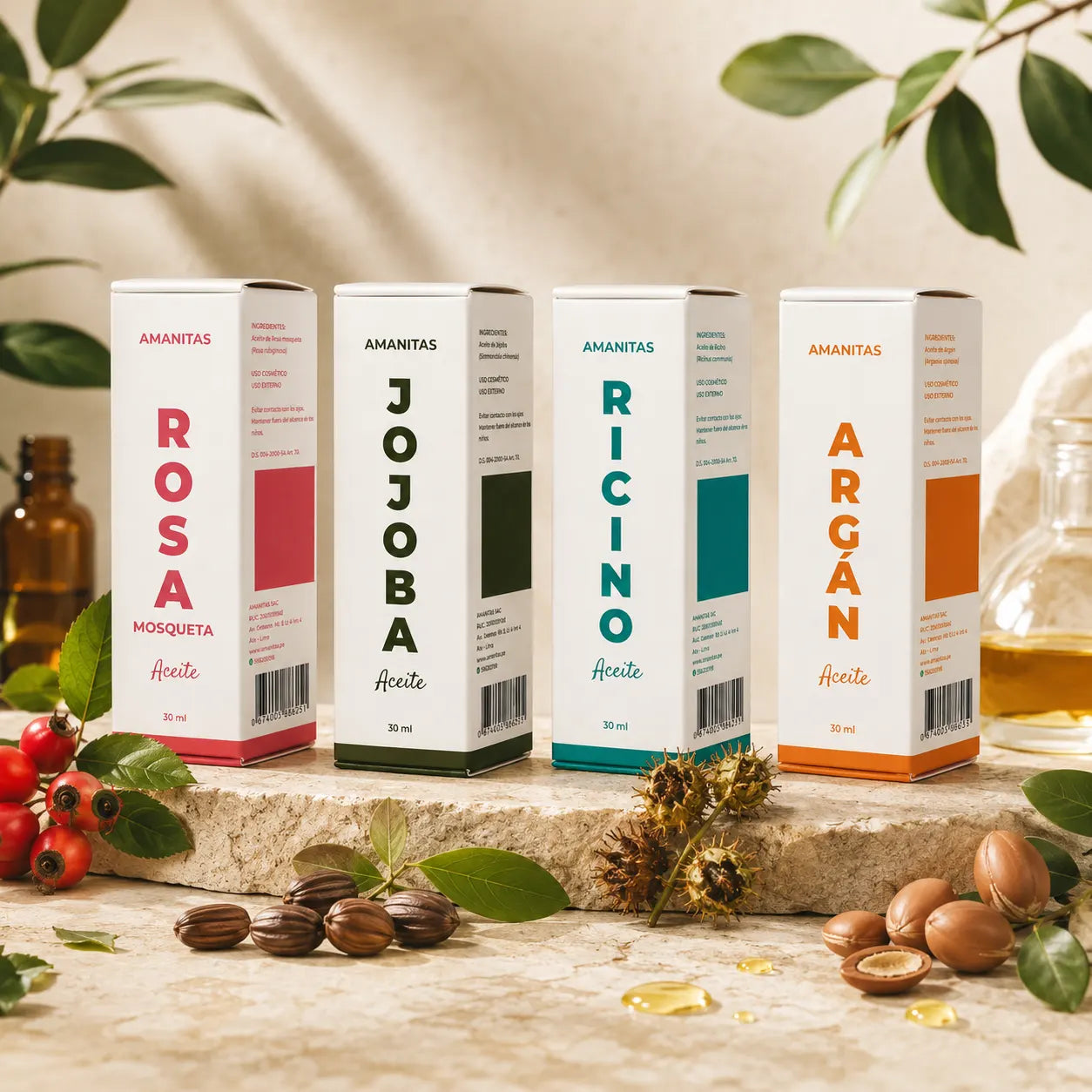 Presentación de cajas de empaque blancas Amanitas para aceites de Rosa Mosqueta, Jojoba, Ricino y Argán de 30 ml sobre superficie de piedra.
